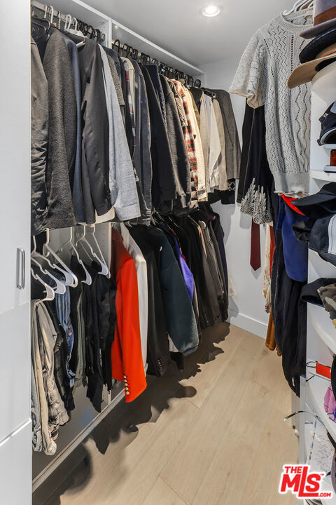 13700 Marina Pointe Drive, Marina del Rey CA: https://media.crmls.org/mediaz/0cbb69db-15b7-4dd1-88c6-ff2b6b5585ef.jpg