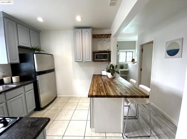 2775 E 21St St, Oakland CA: https://media.crmls.org/mediaz/0cbb77ca-87ab-430c-bb23-d1900ce79057.jpg