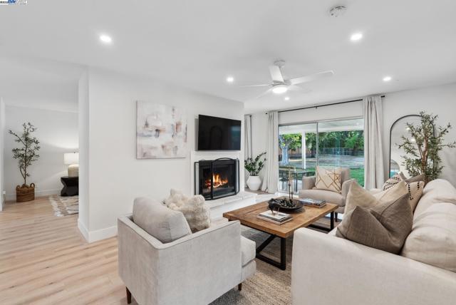 2129 Youngs Ct, Walnut Creek CA: https://media.crmls.org/mediaz/0cbb9bc0-d30a-4005-a3f7-db40fa631730.jpg