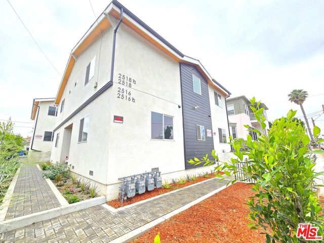 2516 Malabar Street, Los Angeles CA: https://media.crmls.org/mediaz/0cbbc806-dcbf-468a-a706-c5a874a0e4bb.jpg