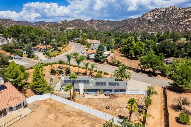 24763 Leada Way, Ramona CA: https://media.crmls.org/mediaz/0cbcfca8-dbc4-479e-a224-598ba805b033.jpg