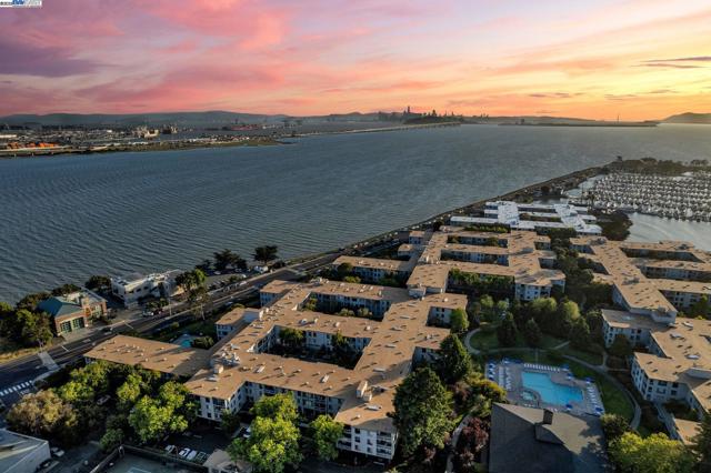 3 Commodore Dr, Emeryville CA: https://media.crmls.org/mediaz/0cbd17aa-6fdf-490f-8958-282e843731ce.jpg