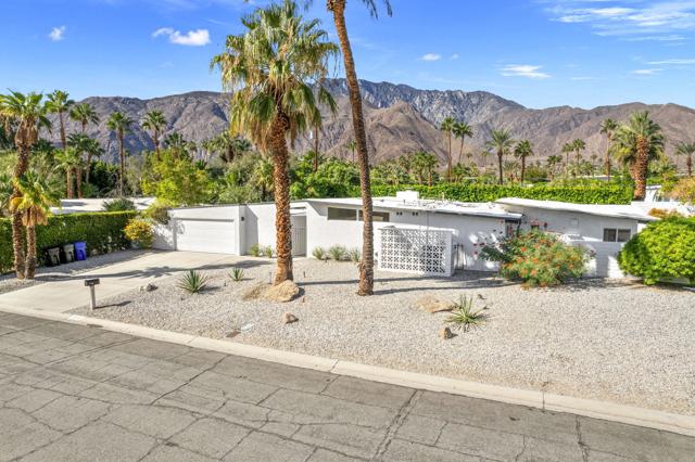2211 N Starr Road, Palm Springs CA: https://media.crmls.org/mediaz/0cbda7a7-fb67-40d0-b992-fdc849cf8a93.jpg
