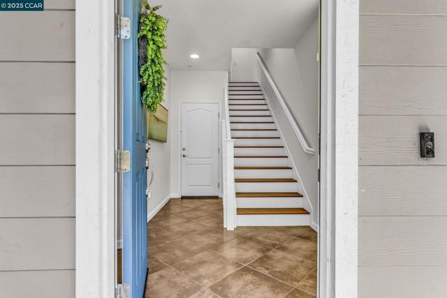 6983 Alamo Creek Trl, Dublin CA: https://media.crmls.org/mediaz/0cbdbb6d-d1d9-4f39-8ce9-13ebcafbce24.jpg
