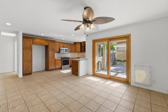 15494 Kernvale Avenue, Moorpark CA: https://media.crmls.org/mediaz/0cbe406b-9f21-4058-bd57-af87fbc3a944.jpg