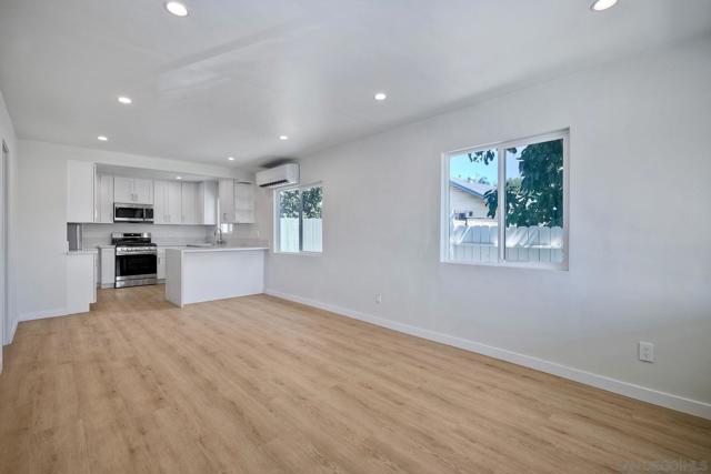 2680 L St, San Diego CA: https://media.crmls.org/mediaz/0cbe9110-726a-4044-ad56-b65909732cfc.jpg