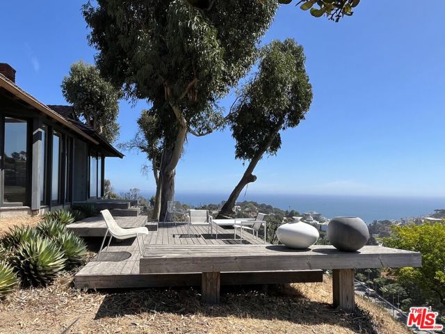 16959 Dulce Ynez Lane, Pacific Palisades CA: https://media.crmls.org/mediaz/0cbea3cc-6419-482d-8739-ad0ddf830520.jpg