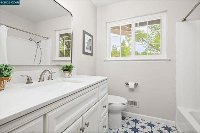 2115 Wilmington Dr, Walnut Creek CA: https://media.crmls.org/mediaz/0cc2df3a-af32-4661-9bc3-3b206b16c662.jpg