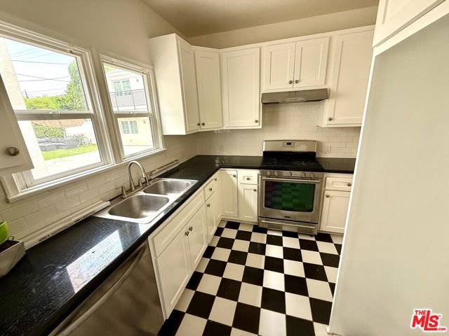 236 South Spalding Drive, 1/2 photo 12