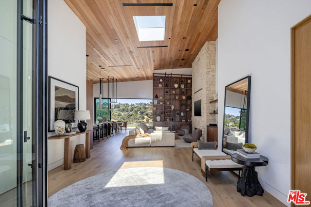 9715 Arby Drive, Beverly Hills CA: https://media.crmls.org/mediaz/0cc46f6f-d360-4435-b4a6-c1cd969231b7.jpg