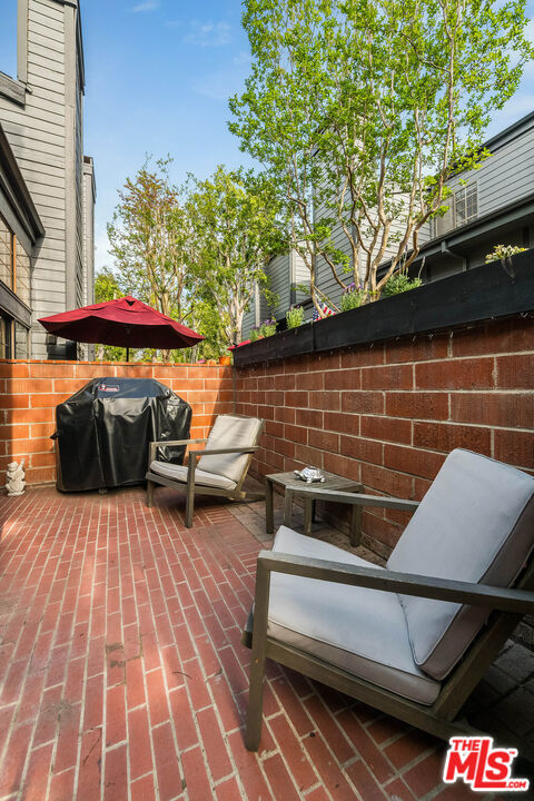 5731 Topanga Canyon Boulevard, Woodland Hills CA: https://media.crmls.org/mediaz/0cc49cc4-77bb-4db7-81b5-4d1ecc880c06.jpg