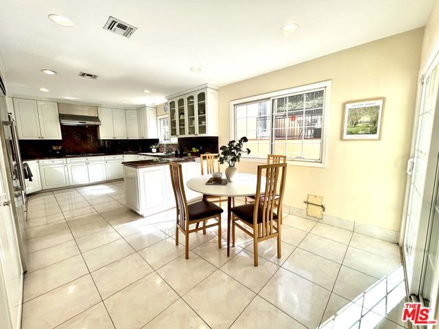 11502 Dona Teresa Drive, Studio City CA: https://media.crmls.org/mediaz/0cc525fe-412d-4125-b192-1369ba5f652a.jpg