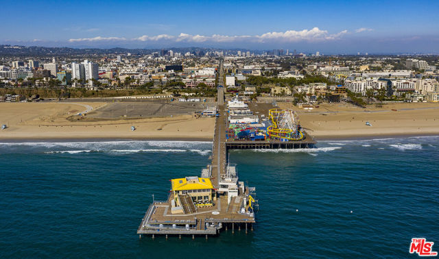 515 Ocean Avenue, Santa Monica CA: https://media.crmls.org/mediaz/0cc547e3-1f85-4346-9468-7574d40a6b9b.jpg