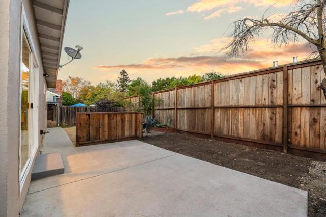 1064 15th Avenue, Redwood City CA: https://media.crmls.org/mediaz/0cc5b317-9bcc-4ce2-803f-4ad117daa087.jpg