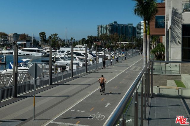 4080 Glencoe Avenue, Marina del Rey CA: https://media.crmls.org/mediaz/0cc6083c-6b61-43cb-8c30-669f2ba9cb65.jpg