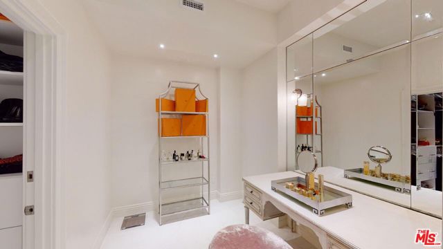 10120 Empyrean Way, Los Angeles CA: https://media.crmls.org/mediaz/0cc637ae-e1b7-4499-8435-0e51f2af455b.jpg