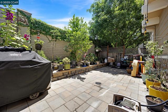 6939 Mariposa Cir, Dublin CA: https://media.crmls.org/mediaz/0cc6af26-39f0-463c-a2b9-ffcf500a857d.jpg