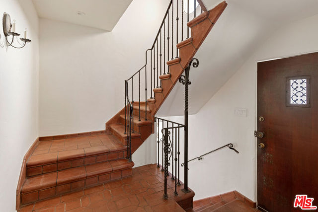 6856 Los Altos Place, Los Angeles CA: https://media.crmls.org/mediaz/0cc87ee3-6bbb-4824-86c6-39b2d4815020.jpg