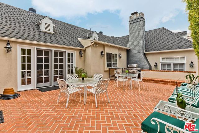10798 Weyburn Avenue, Los Angeles CA: https://media.crmls.org/mediaz/0cc9aa92-fbf7-4962-bdde-bdb890628386.jpg