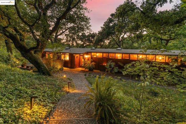 1 Kittiwake Rd, Orinda CA: https://media.crmls.org/mediaz/0cc9d267-ce27-4fb6-964f-9e94b8636191.jpg