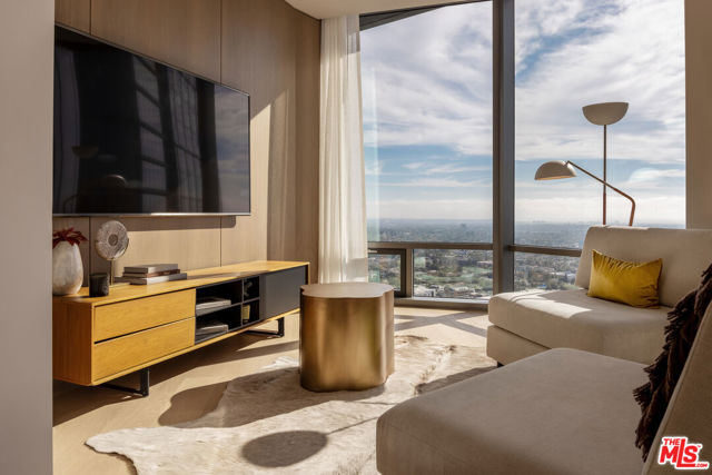 211 W Elm Court, Los Angeles CA: https://media.crmls.org/mediaz/0ccb2b2b-a13b-4a98-8de8-fce7d042a9e2.jpg