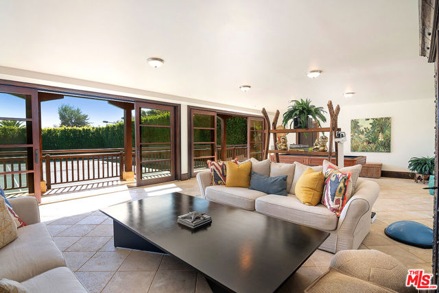 24834 Pacific Coast Highway, Malibu CA: https://media.crmls.org/mediaz/0ccc2703-d9ad-4b3f-abe5-d16b8fa871b0.jpg