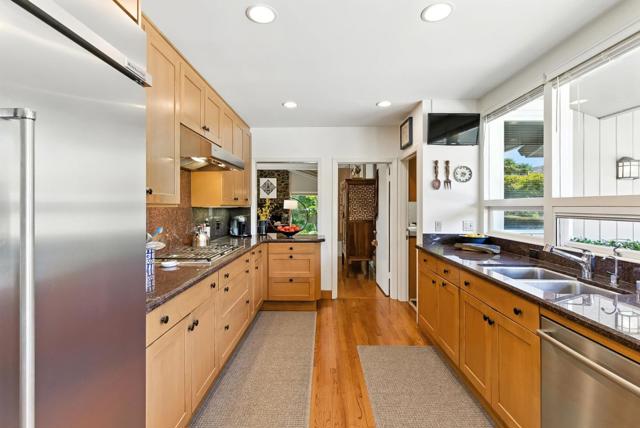 3795 Ralston Avenue, Hillsborough CA: https://media.crmls.org/mediaz/0cccd463-2e72-452e-9b55-dc7bc9629e51.jpg