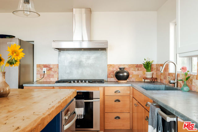 3029 Sequit Drive, Malibu CA: https://media.crmls.org/mediaz/0ccde7ed-bb13-4744-9320-1271011714af.jpg