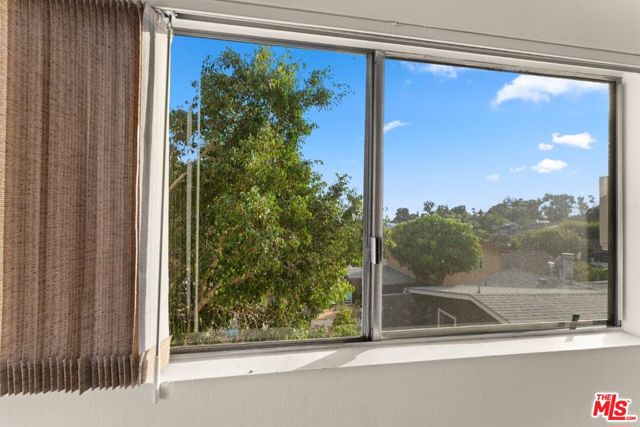 2160 Lake Shore Avenue, Los Angeles CA: https://media.crmls.org/mediaz/0cce2660-92fa-4038-9648-78d48a1e42da.jpg