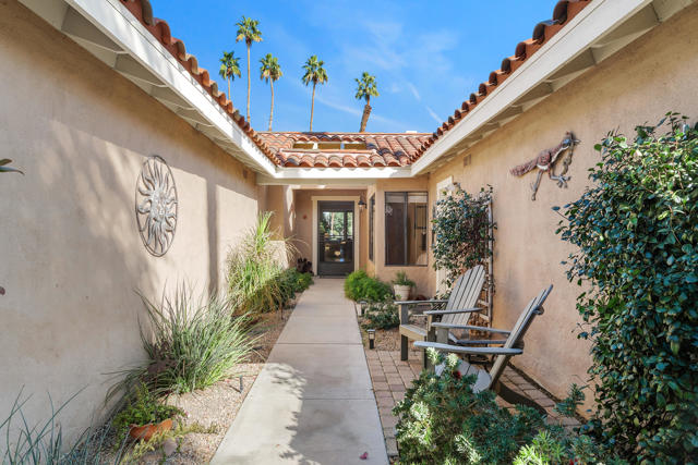 240 Santa Barbara Circle, Palm Desert CA: https://media.crmls.org/mediaz/0cce7d34-c1d9-4dc7-9a7c-456259b74032.jpg