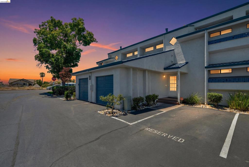 https://media.crmls.org/mediaz/0ccf37e8-75d7-4aa8-aa70-16075e1fd49f.jpg?preset=X-Large