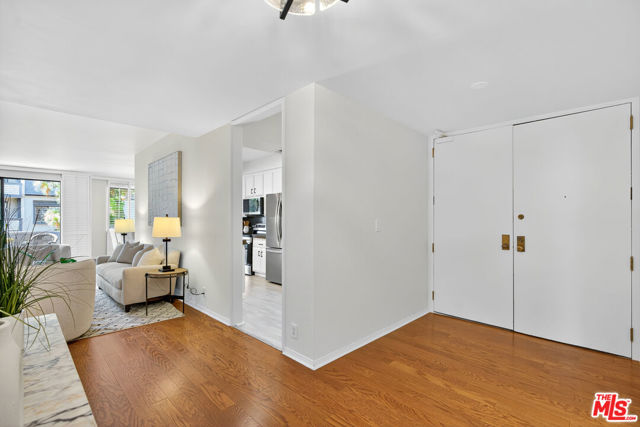 311 Bora Bora Way, Marina del Rey CA: https://media.crmls.org/mediaz/0ccf4bef-457d-45bf-9825-51234acb1296.jpg