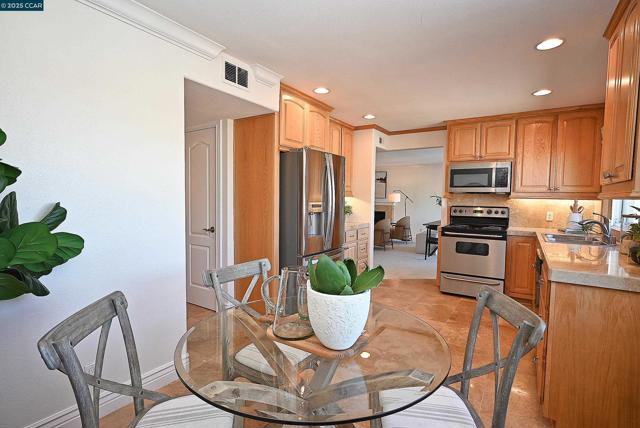 1805 Ptarmigan Dr, Walnut Creek CA: https://media.crmls.org/mediaz/0ccf5f41-ace2-4aed-818e-fa8dc5c621a1.jpg