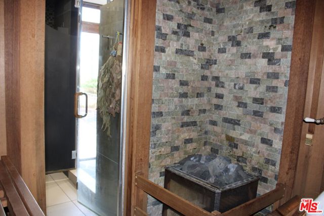 11502 Dona Teresa Drive, Studio City CA: https://media.crmls.org/mediaz/0ccfcc99-9794-45d3-a3d5-3322cecc4dd3.jpg