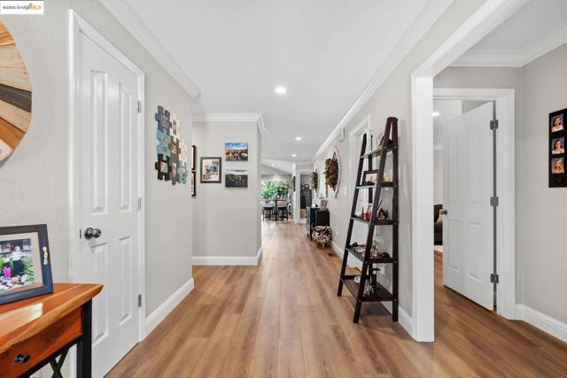 5521 Lanai Ct, Discovery Bay CA: https://media.crmls.org/mediaz/0cd03f27-9fdd-4e97-8fb9-a427949737f8.jpg