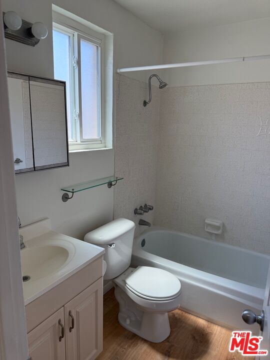 648 N Grand Avenue, Los Angeles CA: https://media.crmls.org/mediaz/0cd1d31e-a210-42f1-85f7-d56e70983a7b.jpg