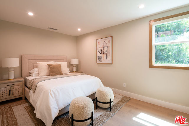 3977 Oeste Avenue, Studio City CA: https://media.crmls.org/mediaz/0cd1eaea-50e8-4861-9f9f-0bd78b36bf6a.jpg