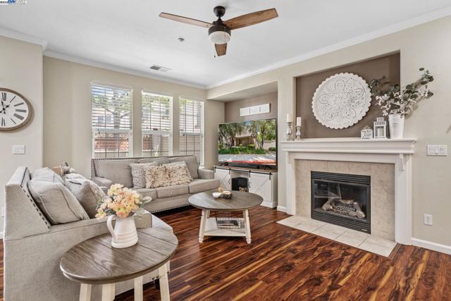 161 W Luna Loca Ln, Mountain House CA: https://media.crmls.org/mediaz/0cd27c34-105d-4edd-a2f0-f2e6dc59978e.jpg