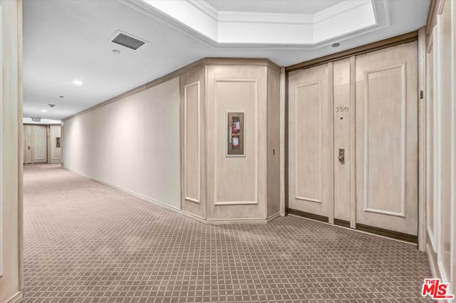 300 N Swall Drive, Beverly Hills CA: https://media.crmls.org/mediaz/0cd288fd-2416-4645-ab68-9143726fe150.jpg
