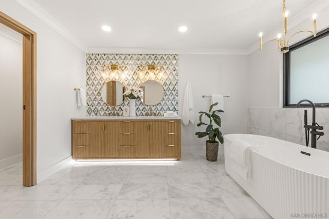 2975 Woodford Drive, La Jolla CA: https://media.crmls.org/mediaz/0cd28bfa-b245-471c-8345-1cb653e493e4.jpg