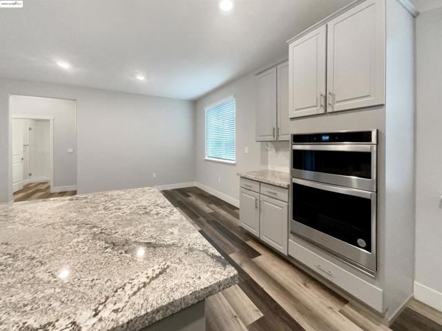 2066 Espana Ln, Rio Vista CA: https://media.crmls.org/mediaz/0cd2f2aa-a14c-4ac2-a626-c79395beb600.jpg