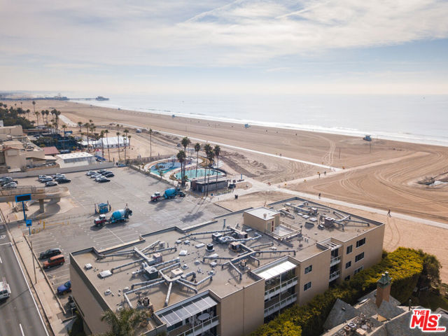 723 Palisades Beach Road, Santa Monica CA: https://media.crmls.org/mediaz/0cd32606-eb6b-4f0a-afdb-8316cca84337.jpg