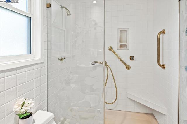 3554 Arcadian Ct, Castro Valley CA: https://media.crmls.org/mediaz/0cd3d485-32ae-4208-915a-da2c5584d537.jpg