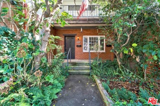 11378 Ovada Place, Los Angeles CA: https://media.crmls.org/mediaz/0cd3ef75-b9f2-49d1-9862-d000b213d7e5.jpg