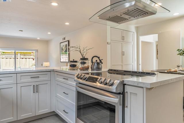 947 Crane Ave, Foster City CA: https://media.crmls.org/mediaz/0cd46125-2538-4784-94ba-3e3417f1ec79.jpg