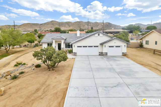 57745 San Tropeze Drive, Yucca Valley CA: https://media.crmls.org/mediaz/0cd49aaf-a403-4985-bd9f-551f3df3a03d.jpg