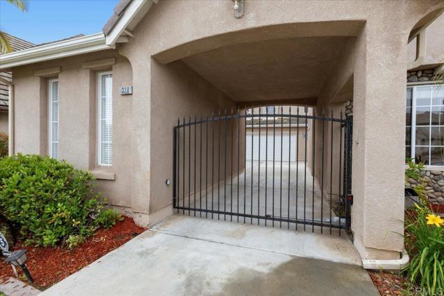 320 Crownview Ct, San Marcos CA: https://media.crmls.org/mediaz/0cd4b14c-d063-4c56-86bb-b1522c36726f.jpg