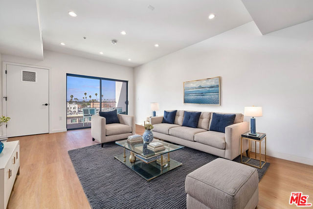 321 S Oxford Avenue, Los Angeles CA: https://media.crmls.org/mediaz/0cd62386-d6fa-4a96-8b56-0438dcfb8232.jpg