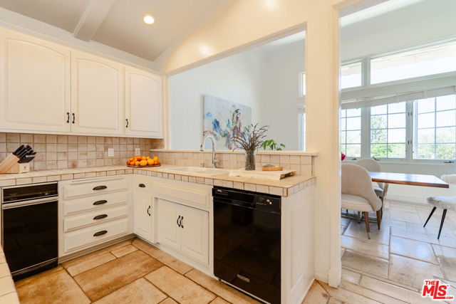 12555 The Vista, Los Angeles CA: https://media.crmls.org/mediaz/0cd68e38-f2af-4423-948a-2880fca97cce.jpg