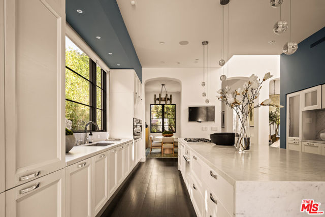 6607 Maryland Drive, Los Angeles CA: https://media.crmls.org/mediaz/0cd7a7a6-91b8-49ee-8363-050502be567b.jpg